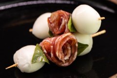 Espetinho de salame e mussarela